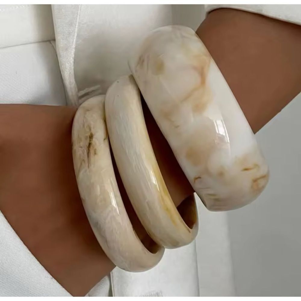 Vintage 1970’s  Beige Boho Resin Bangles / Set of 3
